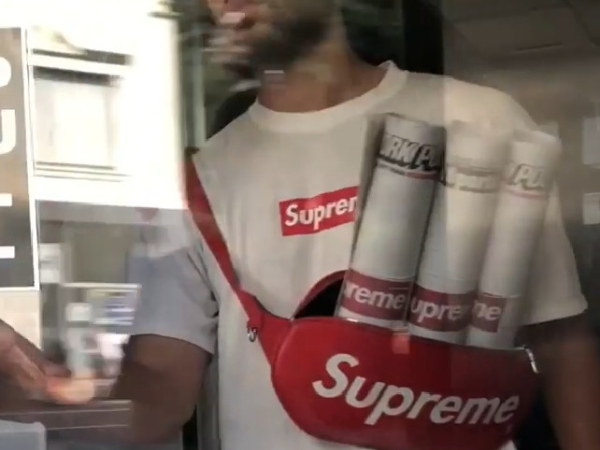 想免費得到炒價翻百倍的 Supreme 報紙嗎？這次淡定哥不拍炫富怪片，改當送報童！