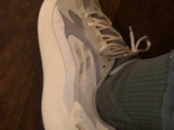 肯爺曝光 Yeezy Boost 700 V3 諜照卻讓人產生 Nike 系列鞋款的既視感！  網友：Yeezy Zoom Fly 700 ？