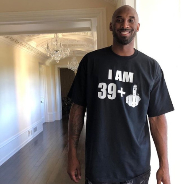 連生日也這麼霸氣！Kobe「39 + 1」短 T 超吸睛　還大秀「巨粗二頭肌」證明他寶刀未老