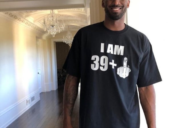 連生日也這麼霸氣！Kobe「39 + 1」短 T 超吸睛　還大秀「巨粗二頭肌」證明他寶刀未老