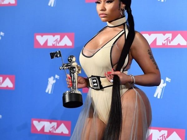 凱莉詹娜 MTV 遇見妮姬米娜扭頭就走　原因是麻辣雞被Travis Scott奪走冠專而爆氣！
