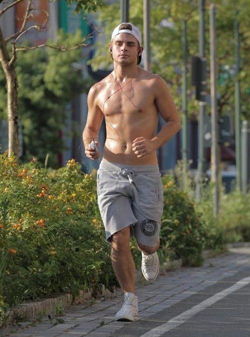 小版柴克艾弗隆!迪士尼帥哥演員 Garrett Clayton 公開出櫃 穩定交往男友曝光!