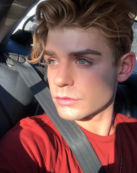 小版柴克艾弗隆!迪士尼帥哥演員 Garrett Clayton 公開出櫃 穩定交往男友曝光!