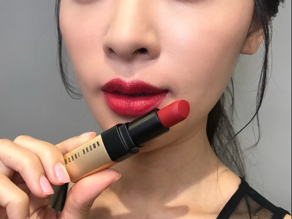 Bobbi Brown 「氣勢天絨霧唇 #Red Carpet 」必收！文內傳授瓔珞唇這樣畫...