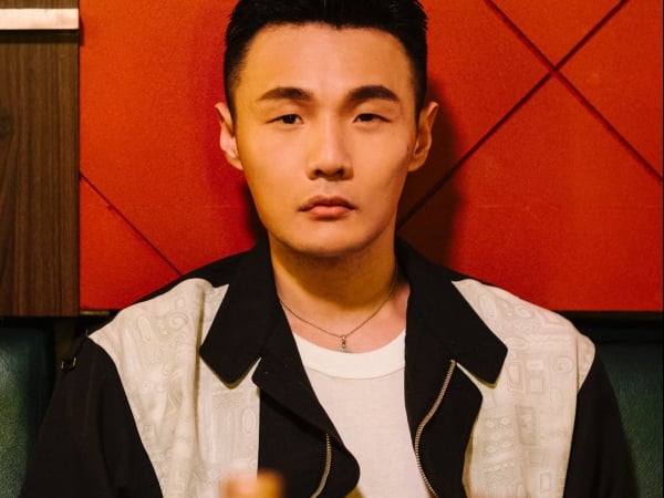根本走心派！李榮浩新單曲〈貧窮或富有〉結合生活哲理：「可以看起來不偉大，卻要善良」