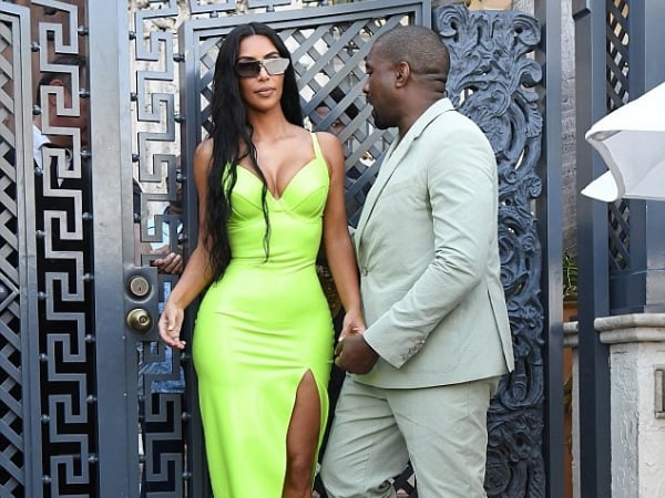 肯伊威斯特面對 YEEZY 拖鞋被排山倒海批評,推特上貼出照片回擊:「這是日式風格」
