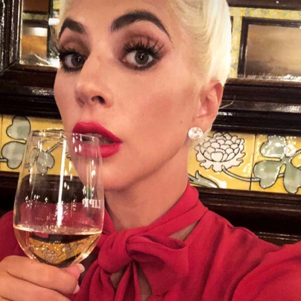 傳說中的小紅豆？Lady Gaga 紅紗洋裝「激凸」約會，網友：夢幻乳頭！