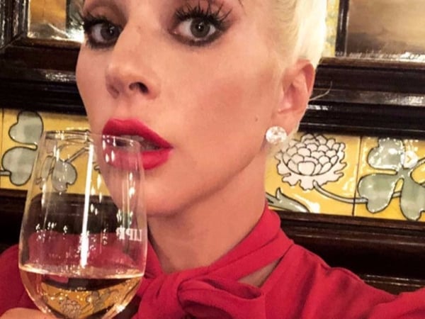 傳說中的小紅豆？Lady Gaga 紅紗洋裝「激凸」約會，網友：夢幻乳頭！