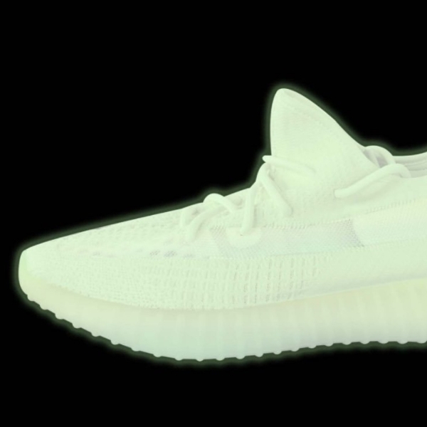 越來越高調，肯爺開心宣布全新 Yeezy boost 350 兩種配色整雙都有夜光加持！