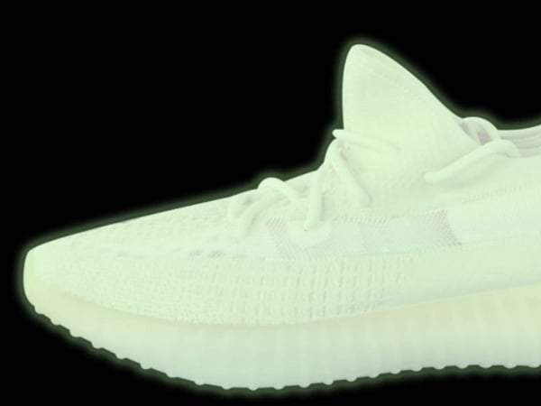 越來越高調，肯爺開心宣布全新 Yeezy boost 350 兩種配色整雙都有夜光加持！