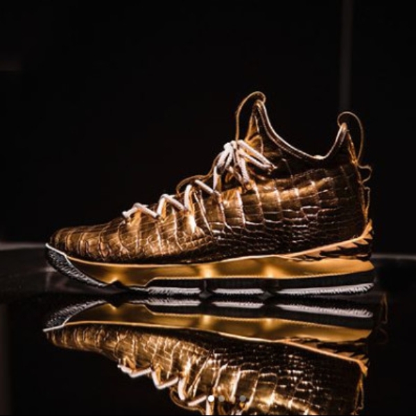 皇帝才能駕馭的鞋款！Nike LeBron 15「鍍金鑲鑽」版本釋出　要價竟高達 300 萬台幣！