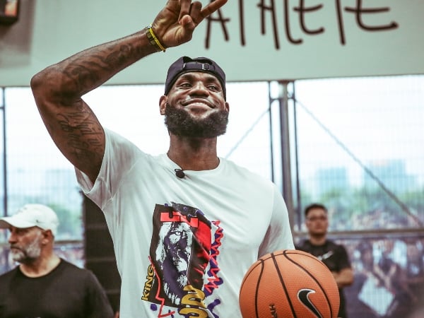 秀灌籃 送簽名球樣樣來！ LeBron James 降臨上海展現十足親和力　粉絲興奮「又被圈粉了啦！」