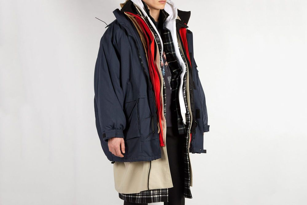 連衣著也要搞多層次？Balenciaga 無極限推出「七合一多層次秋冬大衣」你會買單嗎？