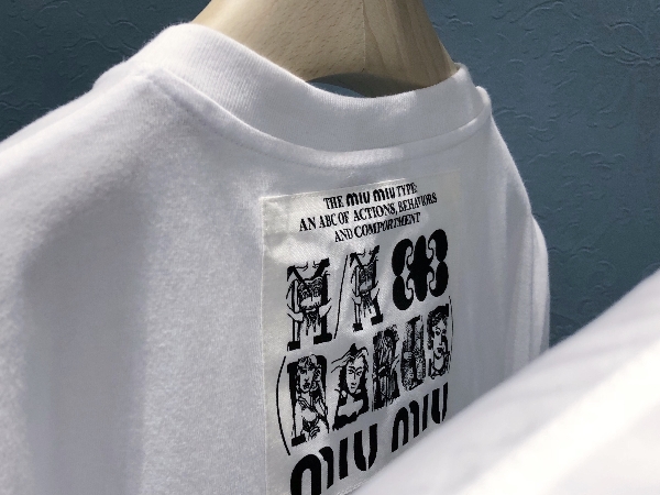 在台北也能訂製專屬 Miu Miu 字母白 T！Miu Miu Type 訂製系列登場，客製化活動限時限量僅有 4 天！