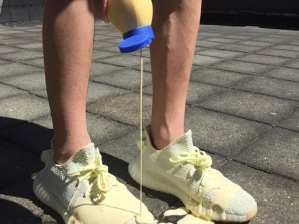 娘子出來看上帝！YEEZY BOOST V2 Cream White不只奇蹟補貨竟還原價販售？