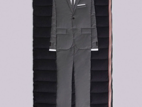 你有看過那麼帥的睡袋嗎？Thom Browne 推出價值 5000 美元的超氣派睡袋