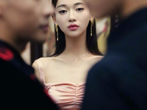 美麗的意外！瓔珞 & 迪麗熱巴「大撞衫」，小魔女與仙女的對決！