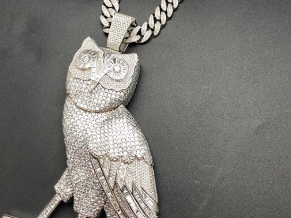 Gold Chain 炫富已經不夠看！Drake 曬 100 克拉、1 公斤黃金製成 OVO 貓頭鷹墜飾，背後製作珠寶店更是來頭不小！