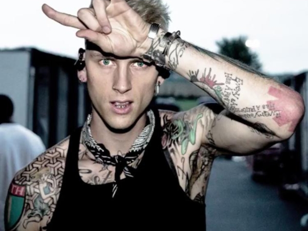 就他敢 diss back 饒舌之神！MGK 嘲諷阿姆「一年花幾百萬保鑣費的 Rapper 在撂狠話」！