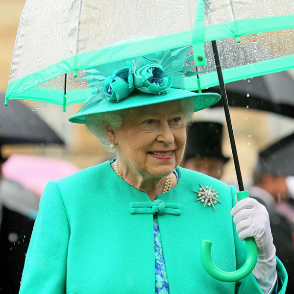 皇家細節穿搭！ 英國女王每次拿的雨傘都與衣服相配　網友驚呼：太神奇了！