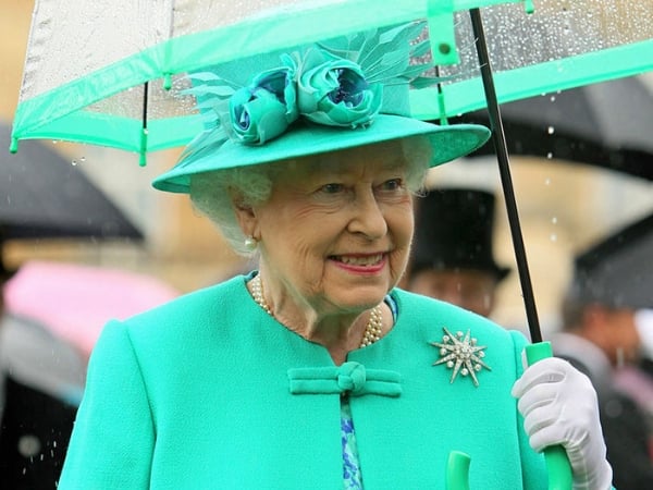 皇家細節穿搭! 英國女王每次拿的雨傘都與衣服相配 網友驚呼:太神奇了!