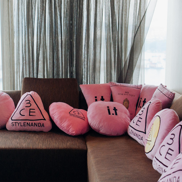 STYLENANDA＆3CE 與  W Hong Kong 聯手打造「 Pink Hotel 」！住宿期間讓妳體驗與韓國零時差美妝、保養、服飾！