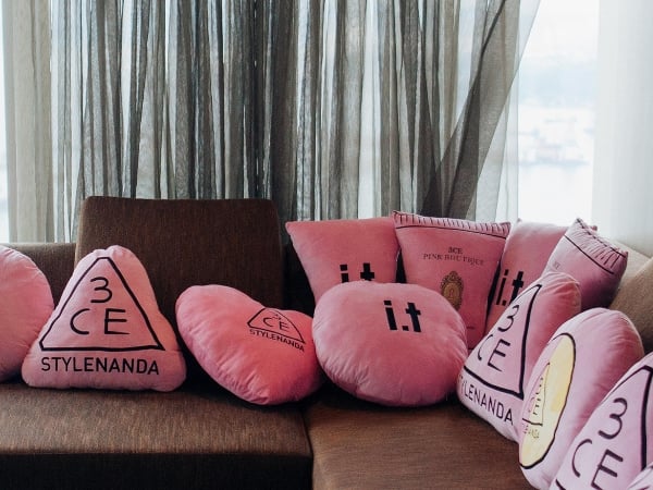 STYLENANDA＆3CE 與  W Hong Kong 聯手打造「 Pink Hotel 」！住宿期間讓妳體驗與韓國零時差美妝、保養、服飾！