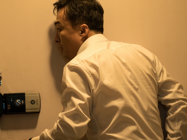 看見兇手你會報警嗎？《致命目擊》驚悚刻劃「旁觀者效應」　懸疑張力絕無冷場