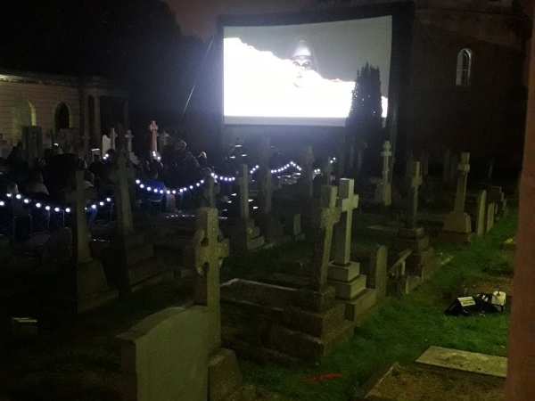 真的會嚇到閃尿！《鬼修女》英國首映會居然選擇在墓地舉辦　現場觀眾尖叫聲不間斷！