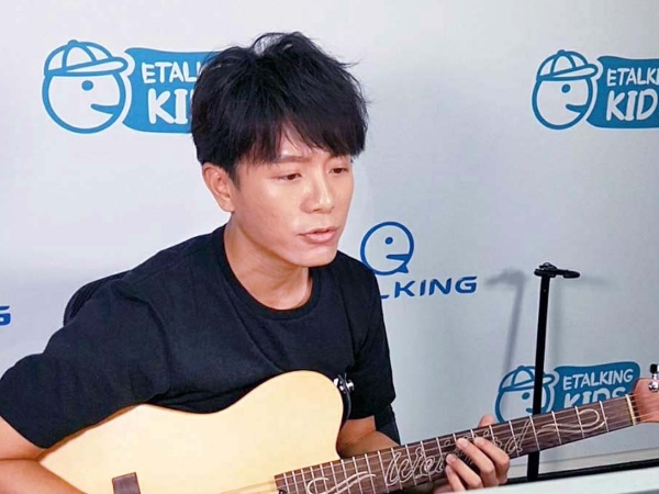 韋禮安上線邊唱邊教英語，與粉絲分享經典英文老歌的魅力！