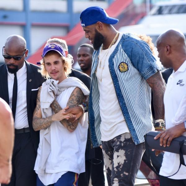 小賈斯汀、詹皇相見歡，直接簽名在小賈這雙神鞋上！