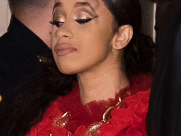 氣瘋！Cardi B 在紐約時裝周活動當場打鬥　竟與妮姬米娜不合傳聞有關？
