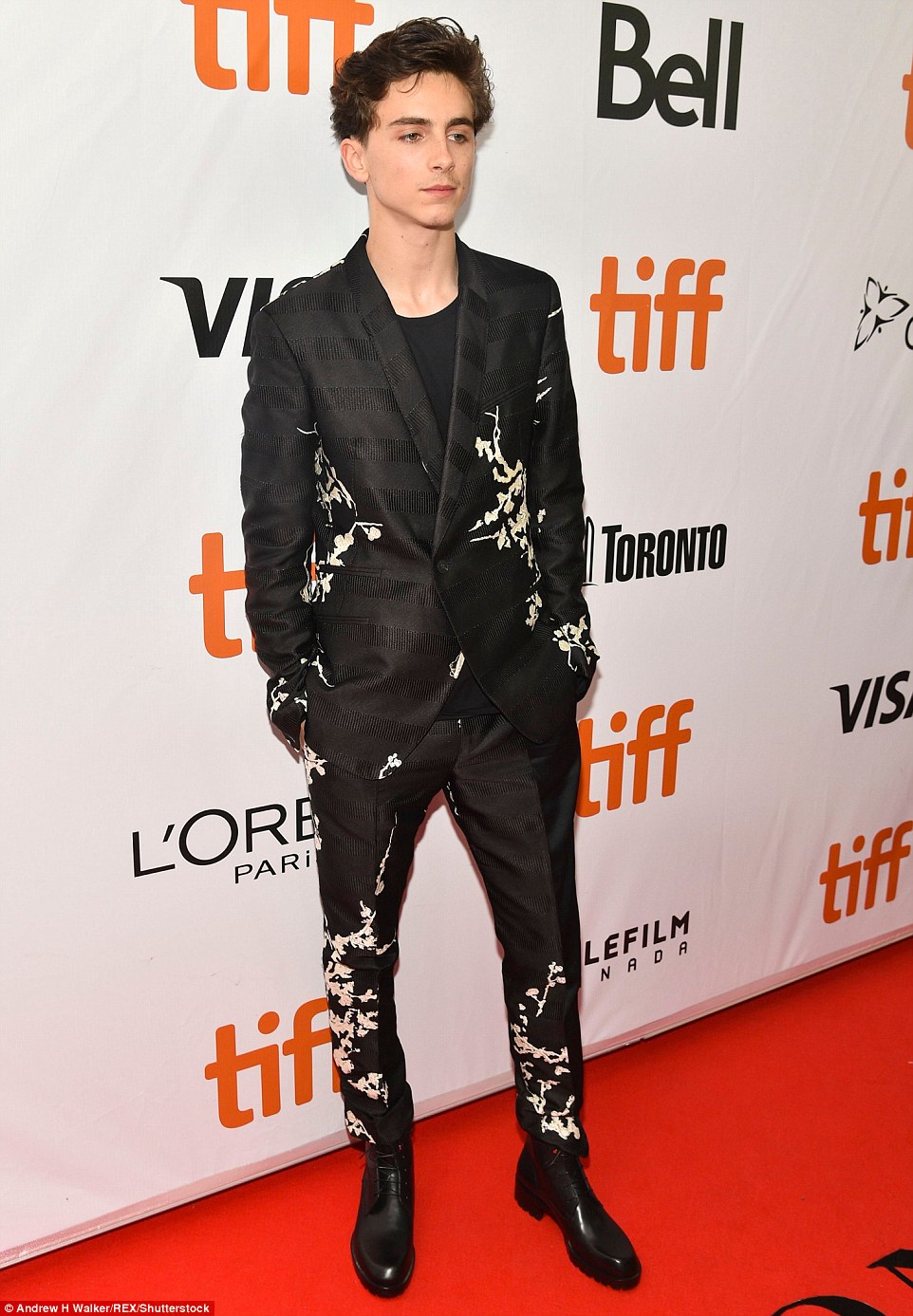 Timothee Chalamet剪了標誌性小捲髮,怎麼有點像媽媽剪的?