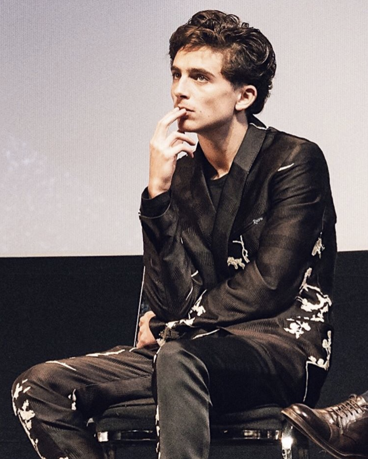 Timothee Chalamet剪了標誌性小捲髮，怎麼有點像媽媽剪的？