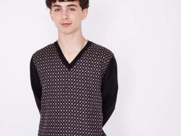 Timothee Chalamet剪了標誌性小捲髮，怎麼有點像媽媽剪的？