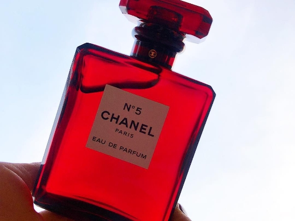 沒有不入手的理由！全新紅色包裝的 Chanel No. 5 實在太美了！