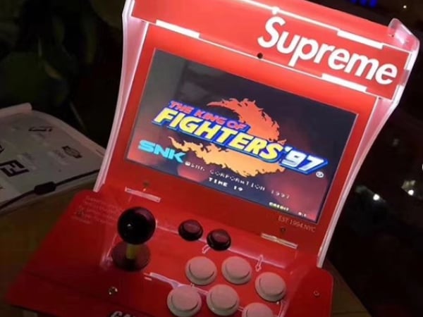 彈珠台已經不夠看！Supreme 最新「紅白街機」曝光　它還可以 2 人面對面「釘孤支」？