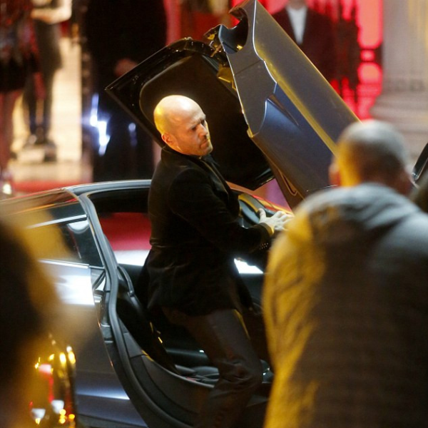 傑森史塔森倫敦開機拍攝《玩命關頭》外傳　「戴克蕭」帥氣黑西裝駕駛昂貴超跑！