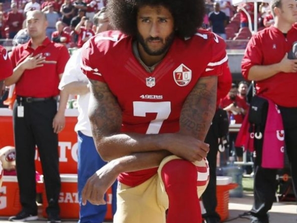讓 Nike 銷售量飆升 31％ 的男人 Colin Kaepernick　原來他生長於白人家庭？