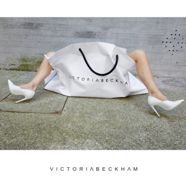 維多利亞貝克漢躲在白色購物袋露出兩條美腿　詭異時尚寫真的背後故事是...