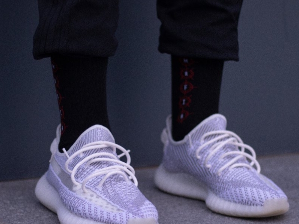 肯爺就是狂！YEEZY BOOST 350 V2 全新「Static」上腳預覽
