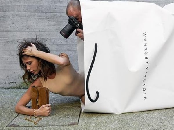 Victoria Beckham 為同名品牌搞怪拍攝 10 週年宣傳照！即刻去臉書私訊貝嫂，將會有驚喜...