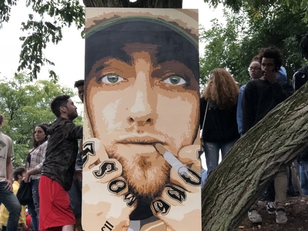 再見了！粉絲群聚 Blue Slide Park 悼念麥克米勒逝世　現場高唱他的歌曲惹哭眾人！