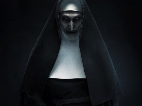 「嚇」出好票房！《鬼修女》上映一個禮拜，成為《厲陰宅》宇宙「最賺錢恐怖片」！