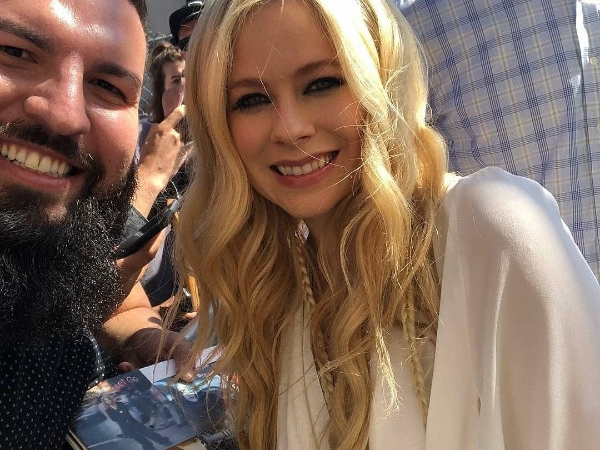 出現了!艾薇兒久違登上 Jimmy Kimmel 節目宣傳新單 一身白色禮服宛如「仙女」!