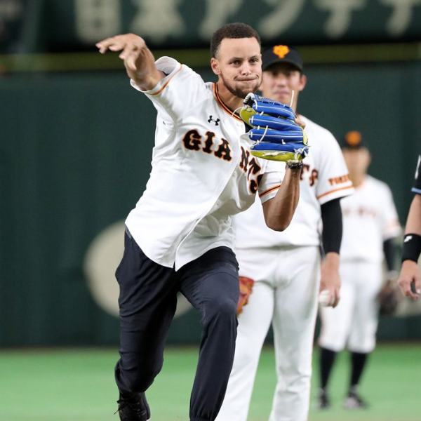 被籃球耽誤的棒球選手！Curry 為日本職棒球隊開球　完美投球姿勢讓現場觀眾一片驚呼！