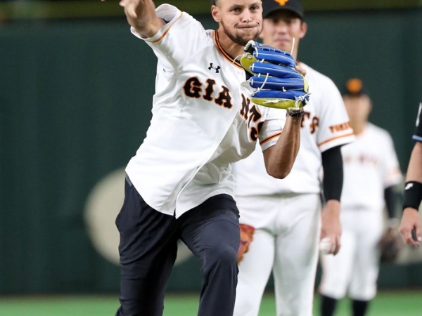 被籃球耽誤的棒球選手!Curry 為日本職棒球隊開球 完美投球姿勢讓現場觀眾一片驚呼!