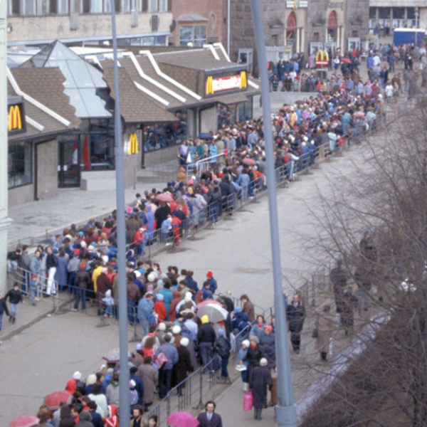 排隊人潮超長！1990 年第一家麥當勞在莫斯科開店　透過照片感受當時的盛況！