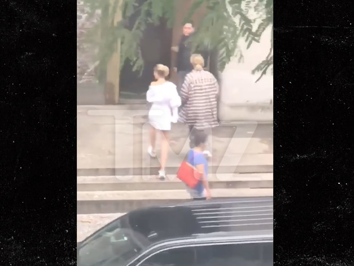 小賈超鮮豔運動服不注意到也難,海莉駁斥媒體報導兩人已經結婚之說!