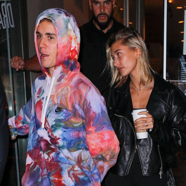 小賈超鮮豔運動服不注意到也難，海莉駁斥媒體報導兩人已經結婚之說！